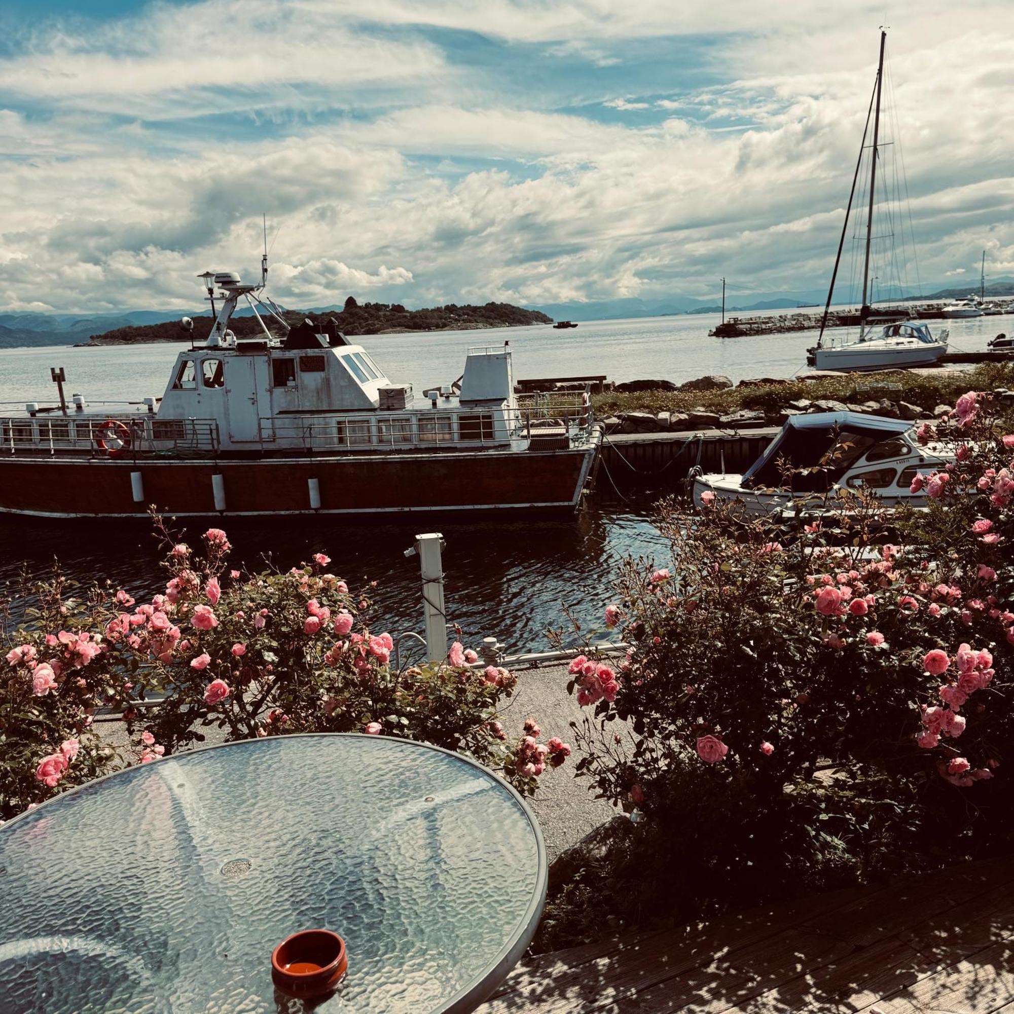 Sjoberg Hotell Og Ferie Leiligheter Osthusvik ภายนอก รูปภาพ